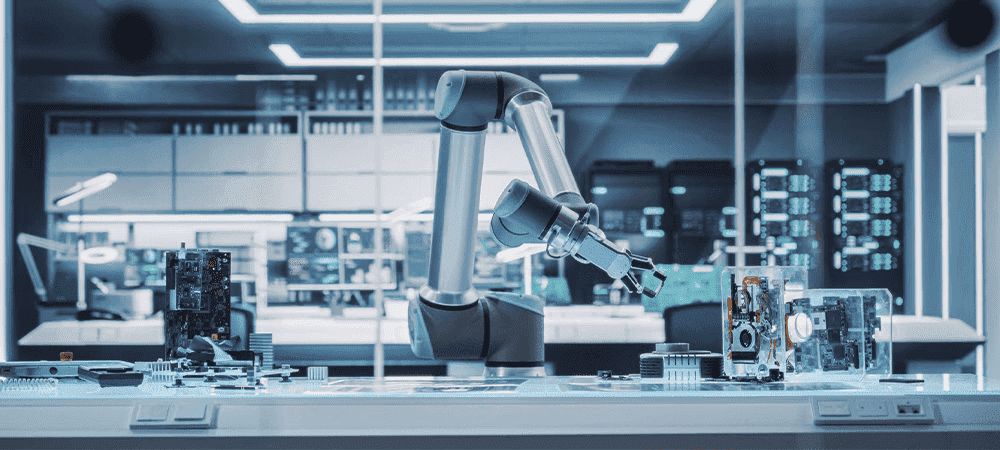 Brazo robótico avanzado ensamblando componentes electrónicos en un laboratorio de alta tecnología