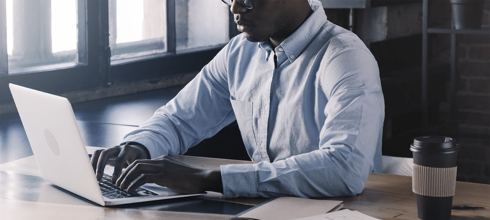 Hombre afroamericano trabajando con su computador