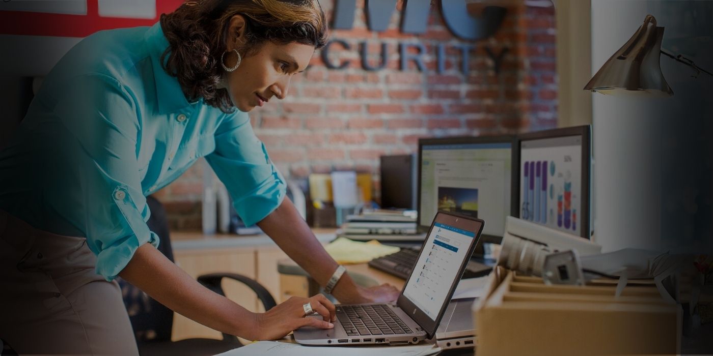 Mujer usando laptops de negocios HP con IA