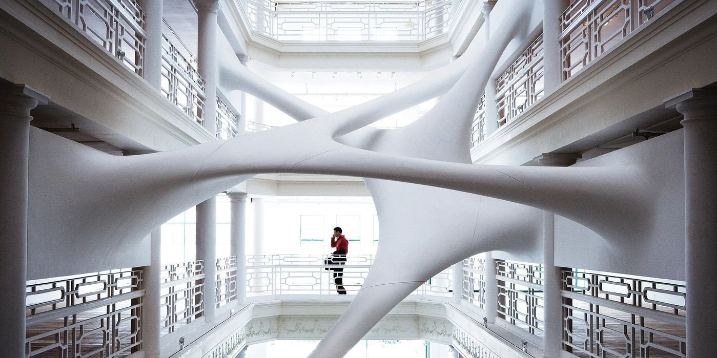 Imagen de una renderización de un edificio sobre un plano arquitectónico