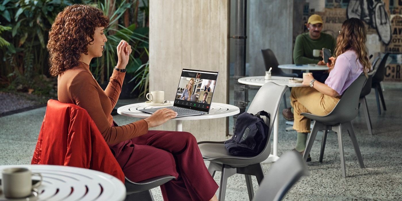 Mujer en una videollamada via Zoom