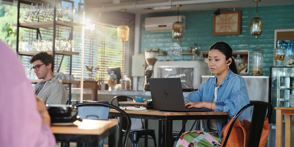 Mujer usando una Workstations HP en un entorno de trabajo remoto