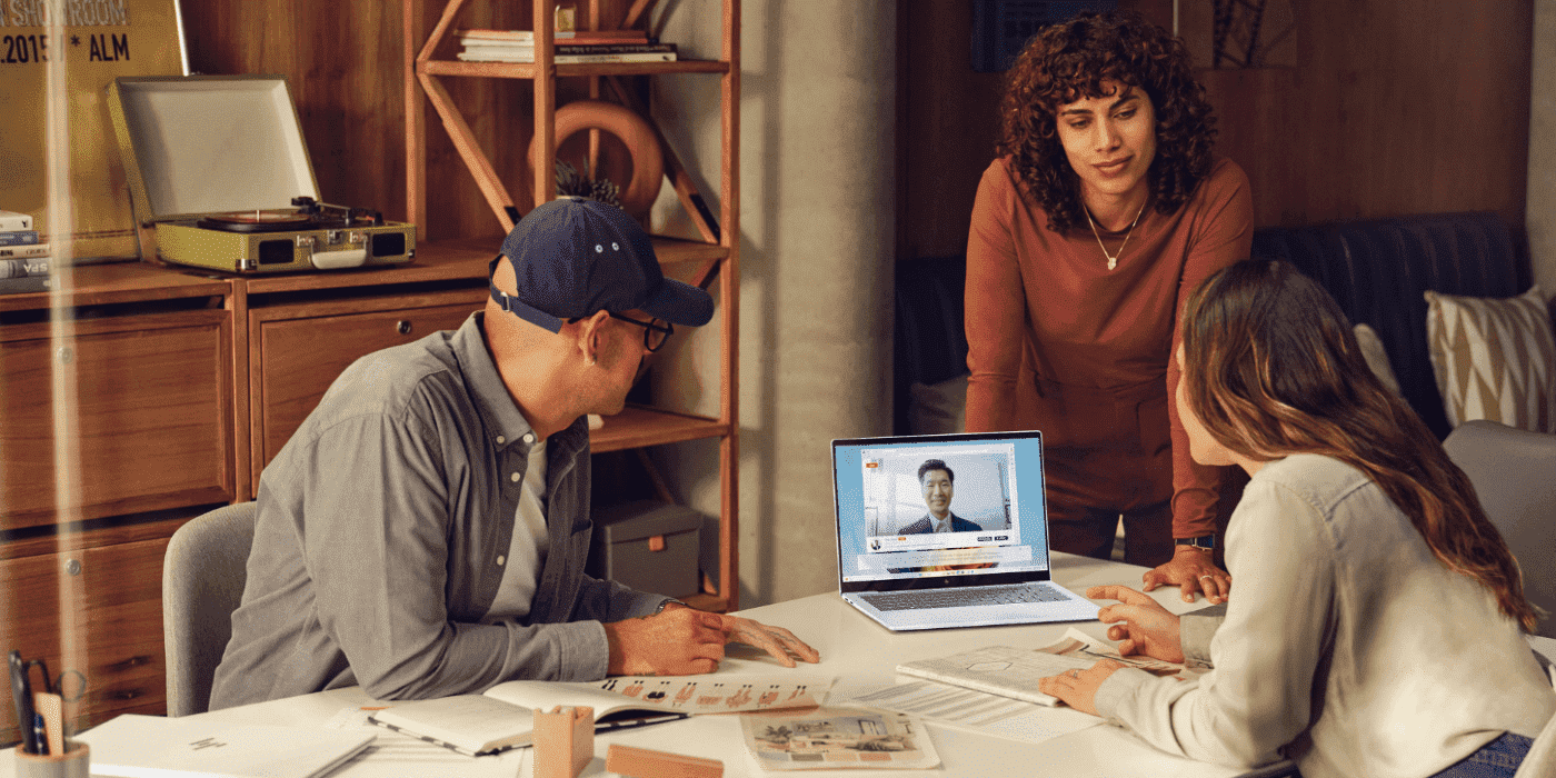 Equipo de trabajo y una notebook empresarial sobre el escritorio.