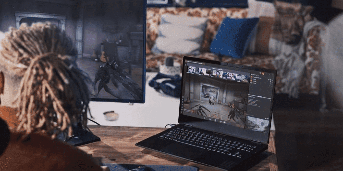 Gamer disfrutando de su equipo HP Omen en todo su potencial para juegos