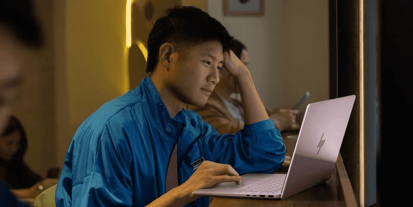 Hombre restableciendo su notebook hp de forma segura