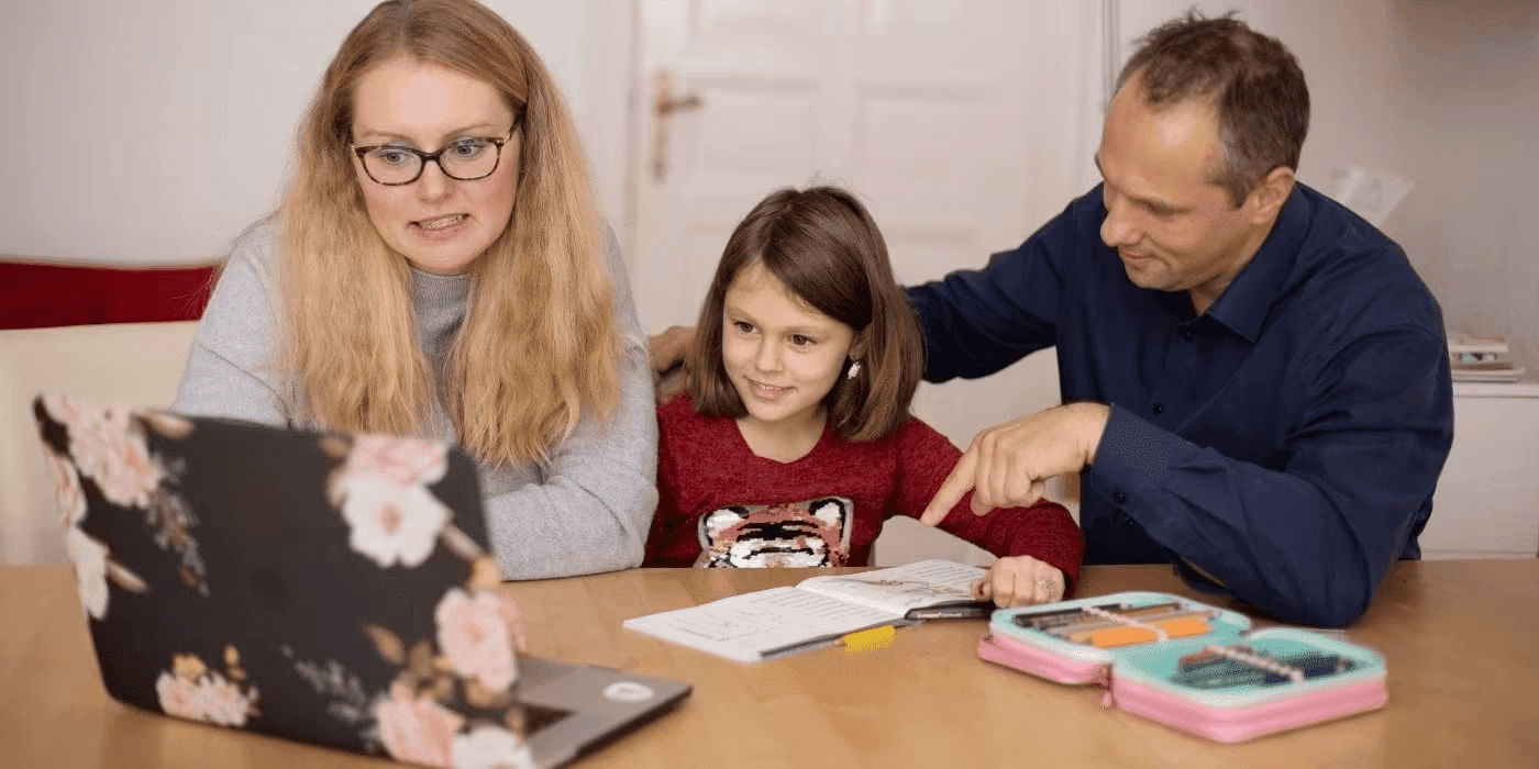 Familia utillizando una laptop