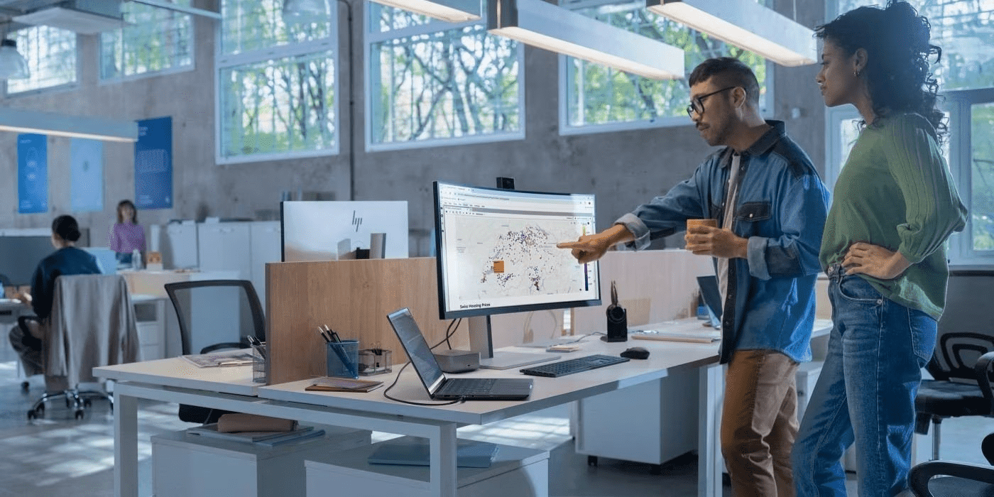 Imagen de un hombre y una mujer en un taller de arquitectura y dise&ntilde;o utilizando una workstation para arquitectos de HP.
