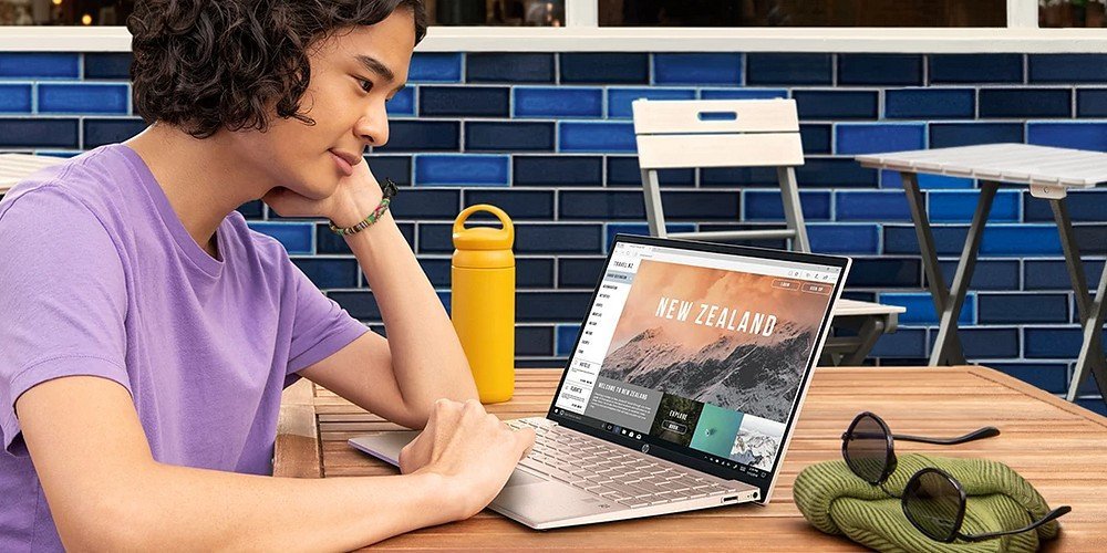 Dise&ntilde;adora gr&aacute;fica trabajando en remoto con su notebook HP