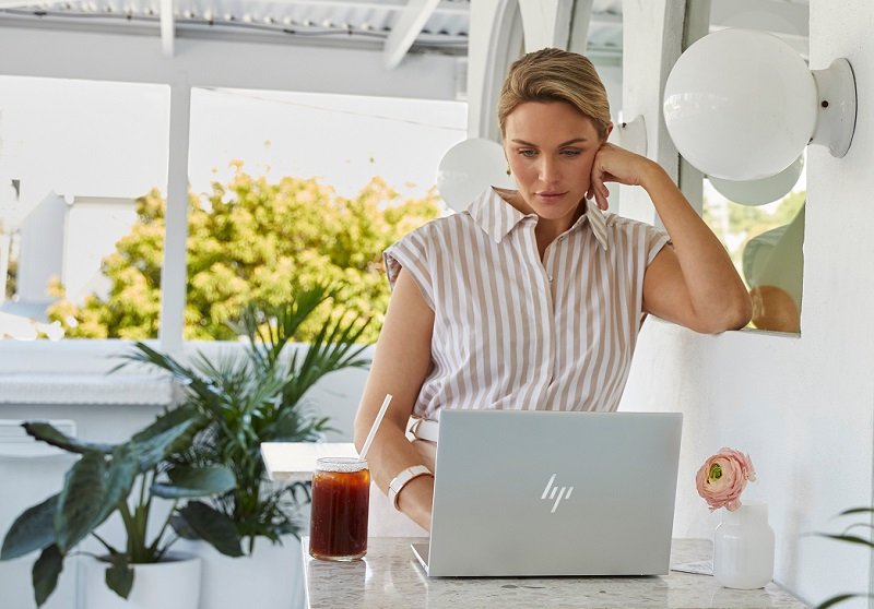 mujer con notebook hp elitebook