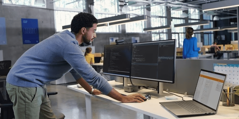 Ingeniero usando una Workstation Zbook para an&aacute;lisis de datos. 