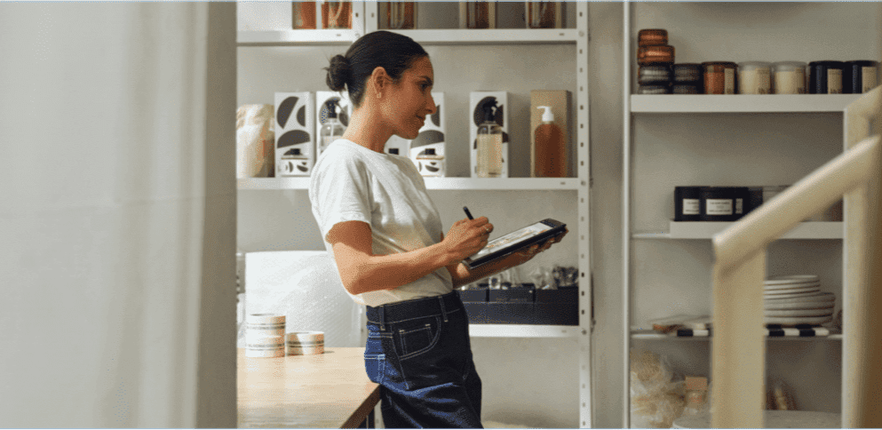 Mujer profesional con su notebook empresarial