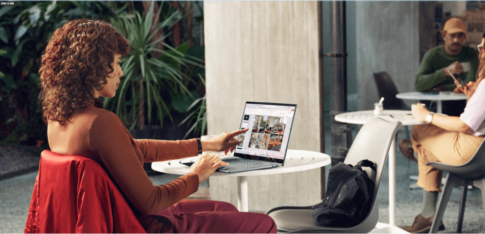 Mujer profesional trabajando con notebook HP en espacio flexible